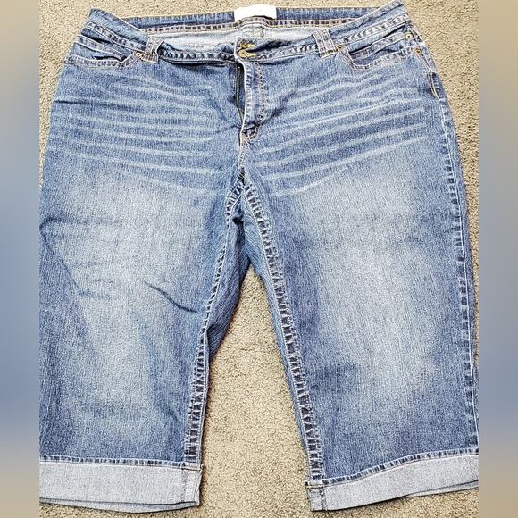 Fashion Bug size 28W Capris - Picture 1 of 2